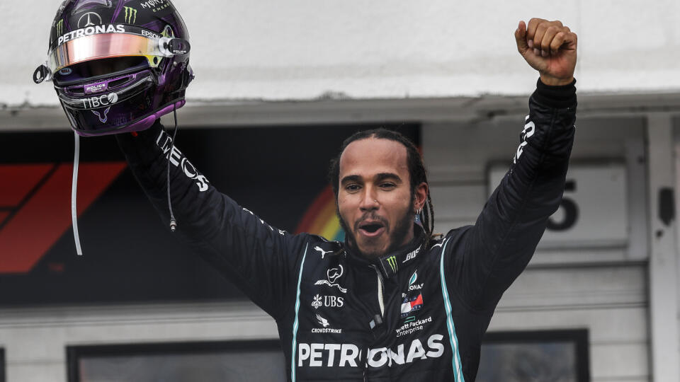 KK48 Budapešť - Britský jazdec Mercedesu Lewis Hamilton sa stal víťazom Veľkej ceny Maďarska formuly 1 na trati okruhu Hungaroring pri Mogyoróde neďaleko Budapešti 19. júla 2020. FOTO TASR/AP
Mercedes driver Lewis Hamilton of Britain crosses the finish line during the Hungarian Formula One Grand Prix race at the Hungaroring racetrack in Mogyorod, Hungary, Sunday, July 19, 2020. (Leonhard Foeger/Pool via AP)
