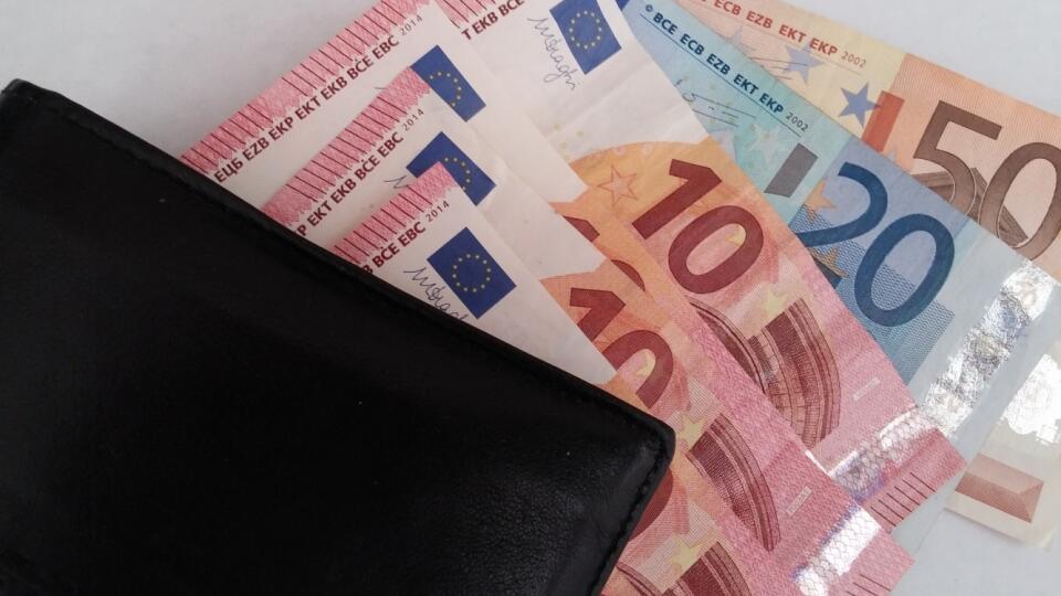 Peňaženky státisícov Slovákov budú tučnejšie, vianočné príspevky prídu aj tento rok.