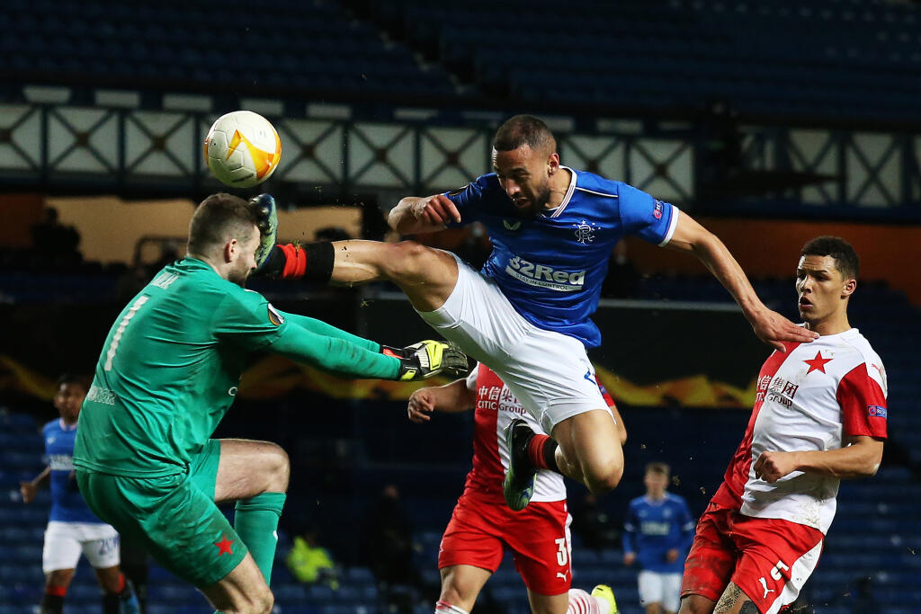 Kemar Roofe takmer odkopol hlavu Ondřejovi Kolářovi. Ten zo súboja odišiel s otrasom mozgu, desiatimi stehmi a zlomenou čelovou kosťou.