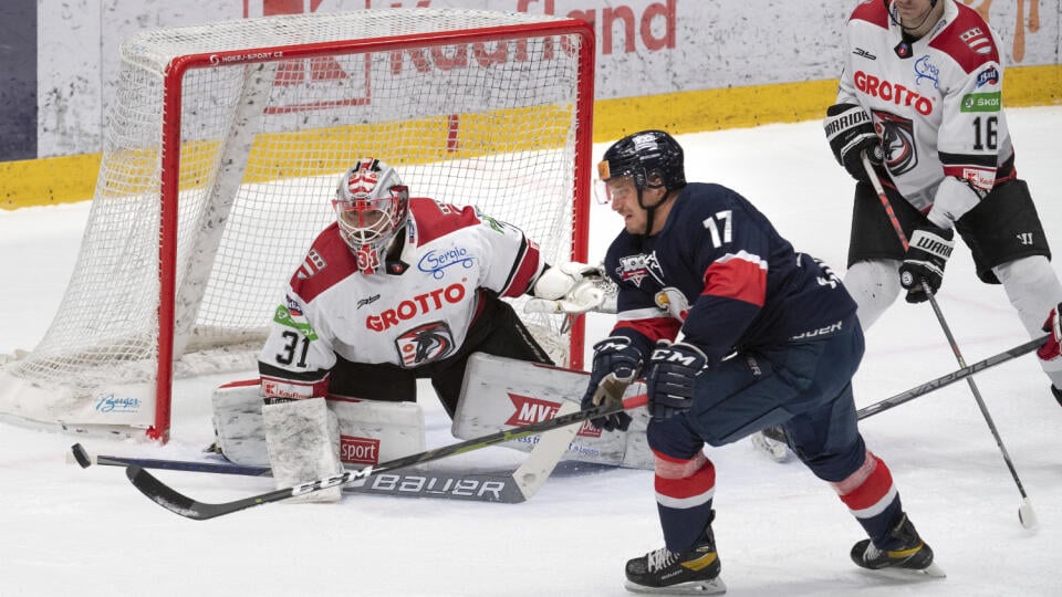 Na snímke uprostred Marcel Haščák (Slovan), vľavo brankár Nikita Bespalov a vpravo Ivan Glazkov (obaja Prešov) počas prvého stretnutia vo štvrťfinále play off Tipos extraligy HC SLOVAN Bratislava - HC GROTTO Prešov v Bratislave 25. marca 2022. FOTO TASR - Pavel Neubauer







