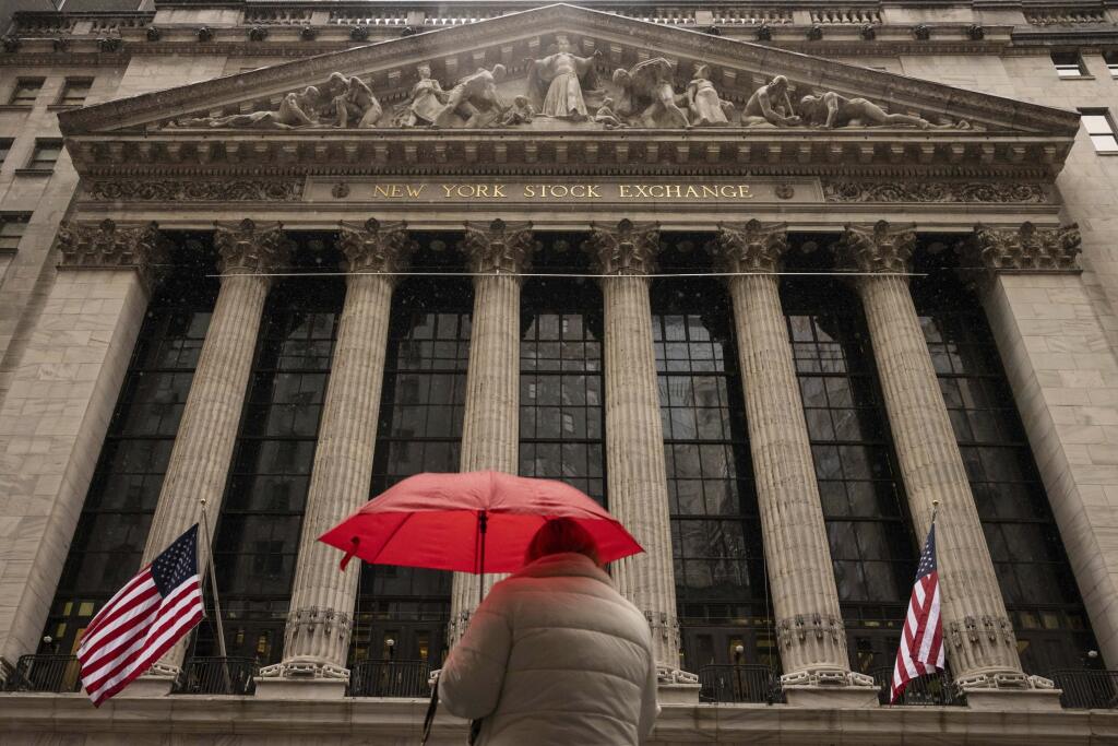 KK26 New York - Na snímke žena stojí pred budovou burzy v New Yorku v pondelok 7. apríla 2025. Americké akciové trhy pokračujú na začiatku nového týždňa už tretí deň v rozsiahlom výpredaji, ktorý spustila colná politika prezidenta Donalda Trumpa. Kľúčový index Dow Jones Industrial Average padol po otvorení pondelkového obchodovania o viac ako 1000 bodov a širší index S&P 500 vstúpil do medvedieho trhu. FOTO TASR/AP 
A person stands in front of the New York Stock Exchange, Monday, April 7, 2025, 