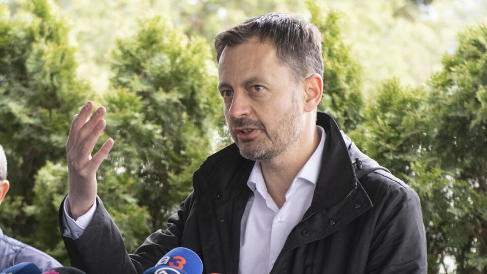 Na snímke sprava predseda vlády SR Eduard Heger (OĽaNO), jeho poradca a odborník na Ukrajinu Alexander Duleba gestikulujú počas tlačovej konferencie, ktorá sa konala po návrate z pracovnej cesty na Ukrajine na Letisku M. R. Štefánika v Bratislave v sobotu 9. apríla 2022. FOTO TASR - Pavel Neubauer