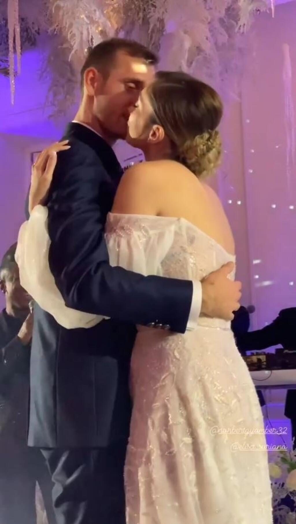 Prvý tanec mladomanželov vyzeral vo svadobnej výzdobe ako zo zimnej rozprávky.