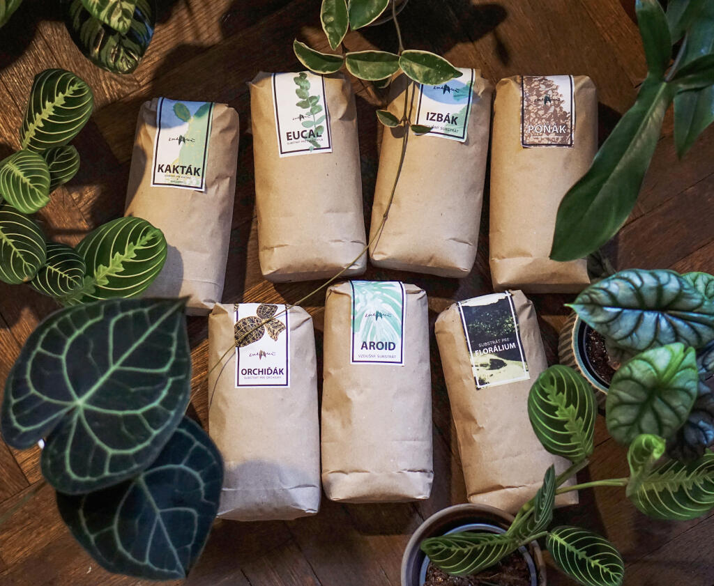 V rastlinnej dielni miešajú Monika a Jozef zero waste substráty podľa jednotlivých druhov izbových rastlín.