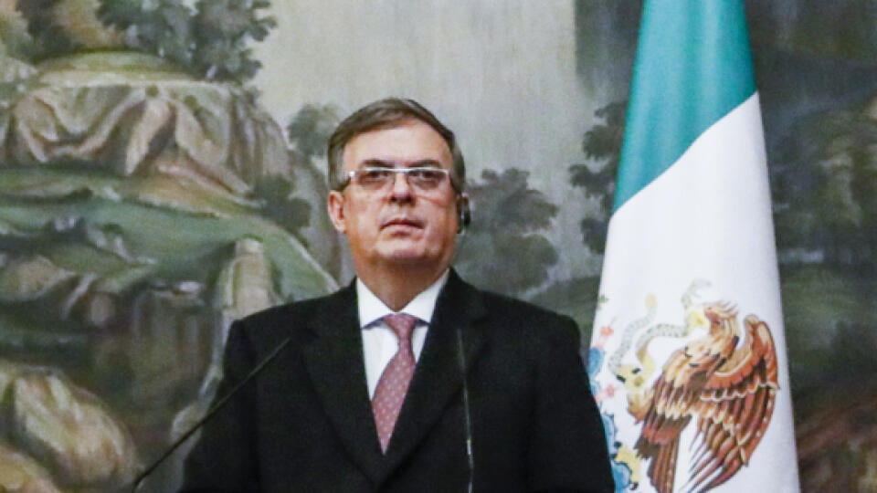 EBE 44Moskva - Na snímke vpravo ruský minister zahraničných vecí Sergej Lavrov a mexický šéf diplomacie Marcelo Ebrard počas tlačovej konferencie v Moskve 28. apríla 2021. FOTO TASR/AP
Russian Foreign Minister Sergei Lavrov, right, and Mexican Foreign Minister Marcelo Ebrard attend a press conference after their meeting in Moscow, Russia, Wednesday, April 28, 2021. Mexican Foreign Minister Marcelo Ebrard is on a working visit to Moscow. (Yuri Kochetkov/Pool Photo via AP)