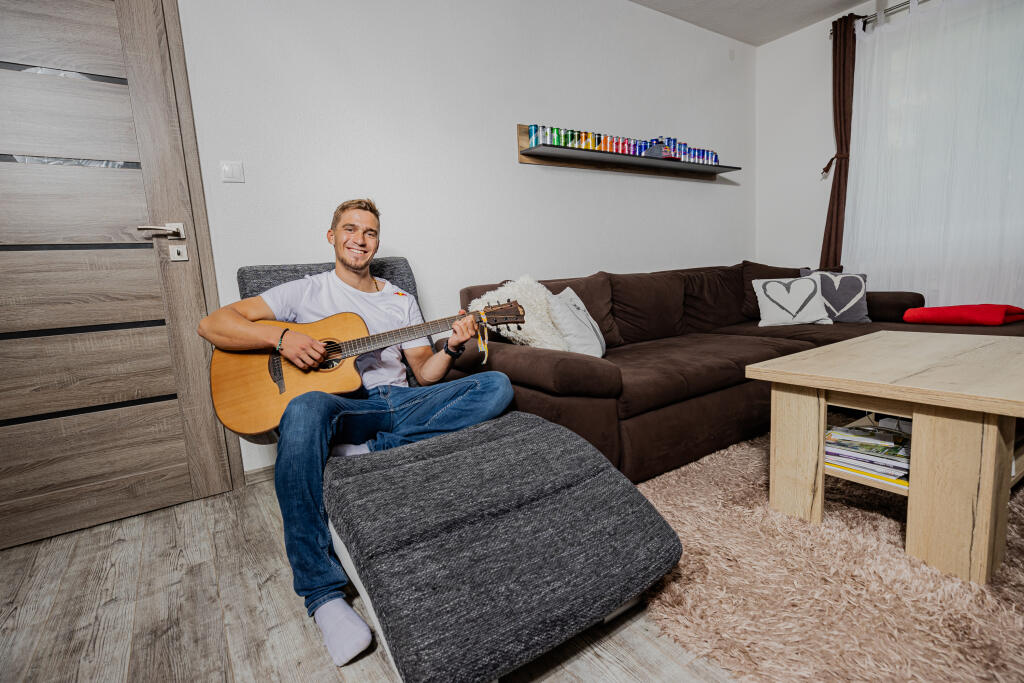Na snímke strieborný olympijský medailista vo vodnom slalome v kategórií K1 Jakub Grigar relaxuje pri hraní na gitare vo svojom byte v Liptovskom Mikuláši.