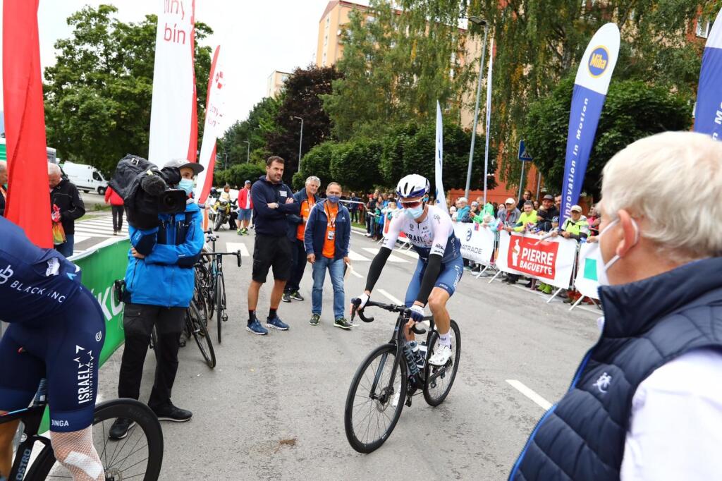Takto to vyzerá pred štvrtou etapou pretekov Okolo Slovenska. Fanúšikovia sa prišli pozrieť hlavne na Petra Sagana.