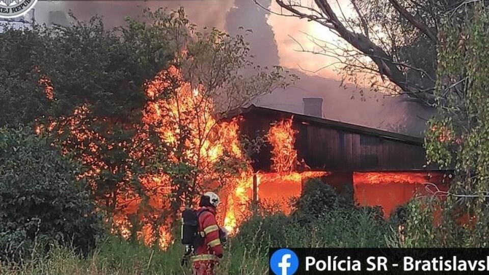 Pri požiari budovy v areáli bývalej kozmetickej spoločnosti v Krasňanoch okrem hasičov zasahujú aj policajti.