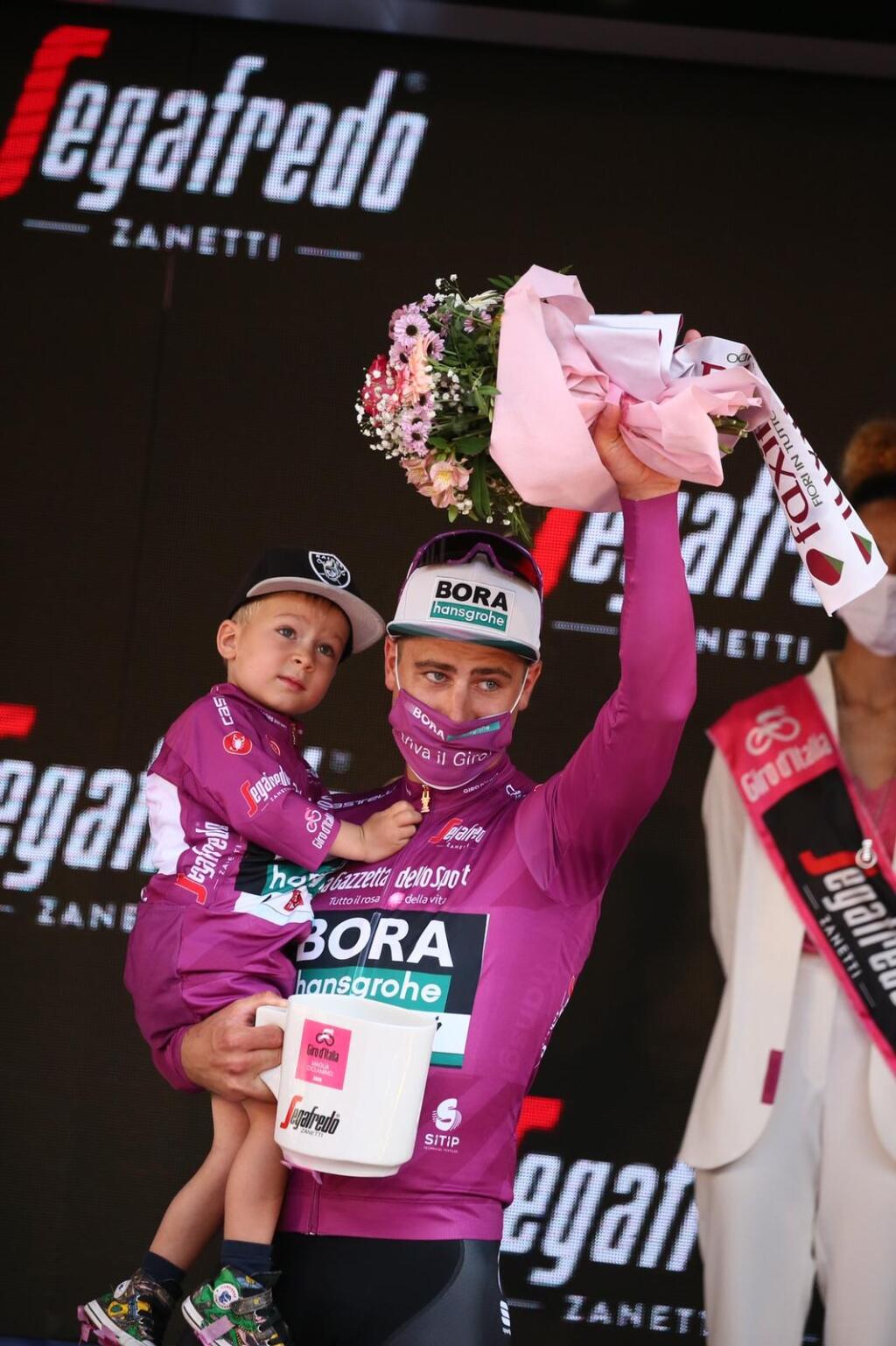 Peter Sagan oslavoval zisk cyklámenového dresu so svojím synčekom Marlonom, s ktorým sa dokonale zladil - obaja mali na sebe dres v rovnakých farbách.