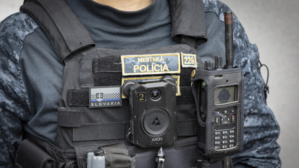 Mestská polícia v Bratislave predstavila takzvané telové kamery, ktoré členom polície majú byť nápomocné pri objektívnom posudzovaní zásahu v teréne.