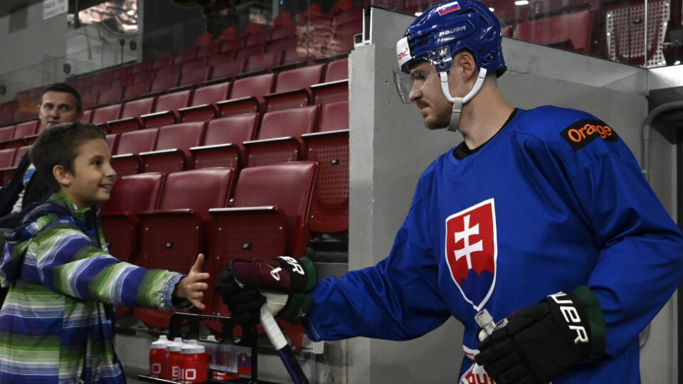 Na snímke vpravo Miloš Kelemen prichádza na ľad počas prípravy slovenskej hokejovej reprezentácie na majstrovstvá sveta v hokeji v utorok 2. mája 2023 v Trenčíne. FOTO TASR - Radovan Stoklasa