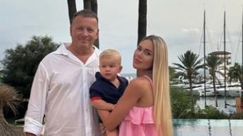 Boris Kollár s výrazne mladšou partnerkou Laurou, s ktorou má synčeka Abnera (1).