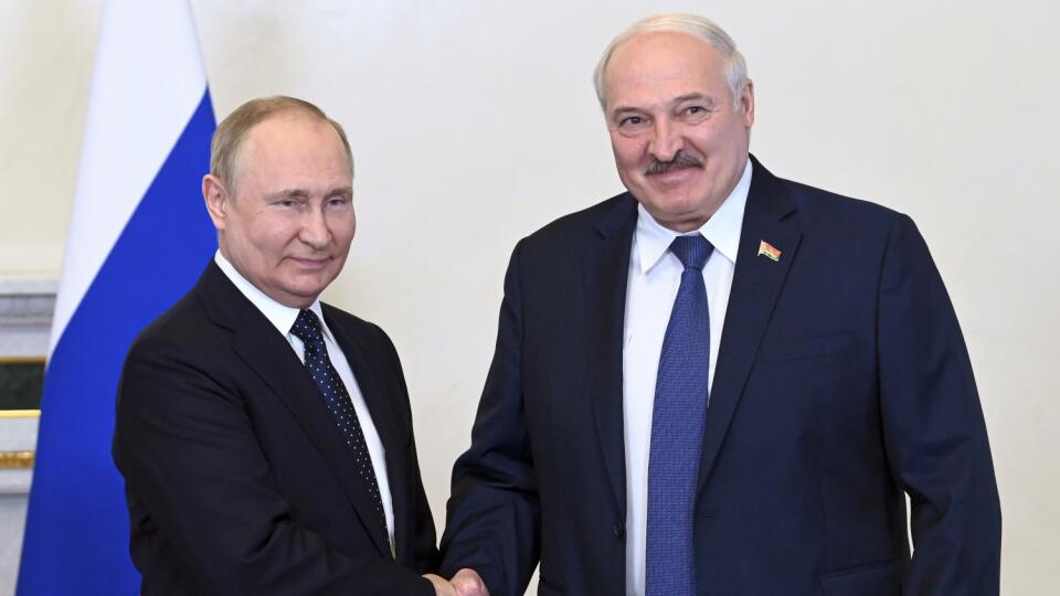 EBE 62 Petrohrad - Na snímke zľava ruský prezident Vladimir Putin a bieloruský prezident Alexander Lukašenko počas stretnutia v Petrohrade v Rusku 25. júna 2022. FOTO TASR/AP
Russian President Vladimir Putin, left, and Belarusian President Alexander Lukashenko shake hands during their meeting in St. Petersburg, Russia, Saturday, June 25, 2022. (Maxim Blinov, Sputnik, Kremlin Pool Photo via AP)