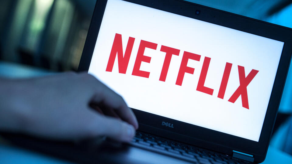 WA 18 archív Berlín - Na archívnej snímke zo 17. decembra 2016 na obrazovke laptopu je logo amerického poskytovateľa internetových streamovaných médií Neftlix. Netflix zaznamenal v 2. kvartáli 2020 masívny prírastok nových predplatiteľov. Pomohli mu v tom aj karanténne opatrenia, keďže ľudia boli nútení zostávať doma. Avšak jeho zisk rovnako ako vyhliadky sklamali očakávania trhu a akcie firmy v poburzovom obchodovaní padli o vyše 10 %. FOTO TASR/DPA
ARCHIV - 17.12.2016, Berlin: Der Bildschirm