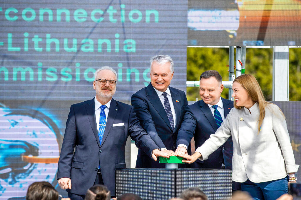 Lotyšský prezident Egils Levits, litovský prezident Gitanas Nauséda, poľský prezident Andrzej Duda a eurokomisárka pre energetiku Kadri Simsonová (zľava) počas oficiálneho spustenia poľsko-litovského plynovodu v máji 2022.