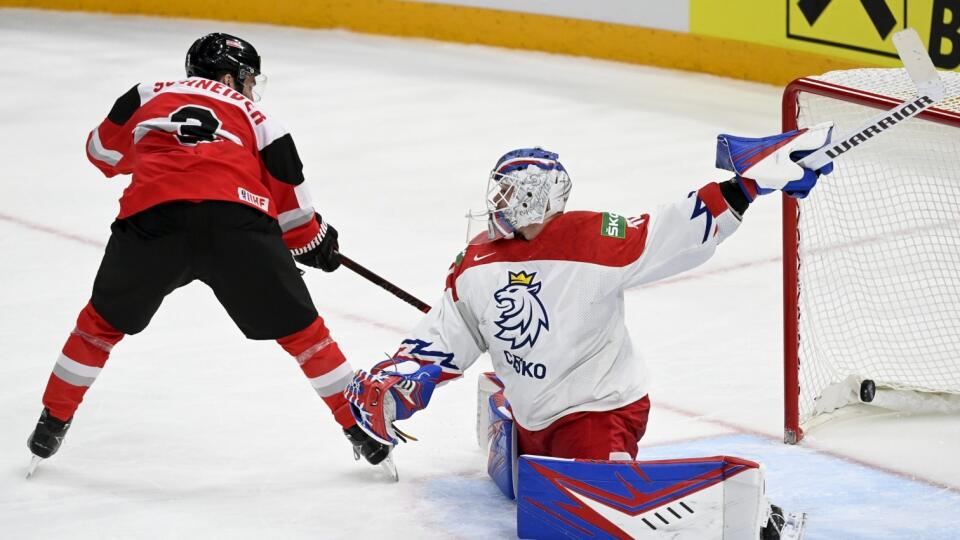 EBE 35 Tampere - Na snímke vľavo rakúsky hráč Peter Schneider strieľa gól, vpravo prekonaný český brankár Karel Vejmelka v zápase B-skupiny 85. majstrovstiev sveta v ľadovom hokeji Česko - Rakúsko vo fínskom Tampere 17. mája 2022. FOTO TASR/AP


Austria's Peter Schneider scores past Czech Republic goalkeeper Karel Vejmelka during their group B Hockey World Championship match between Czech Republic and Austria in Tampere, Finland,  Tuesday May 17, 2022. (Vesa Moilanen/Lehtikuva via AP)