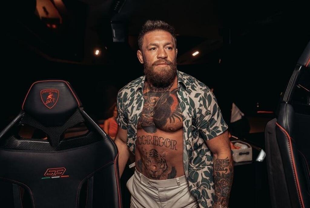Conor na oslave behal hore bez. Neskôr si vyzliekol aj košeľu a potešil tak oči svojej milovanej Dee.