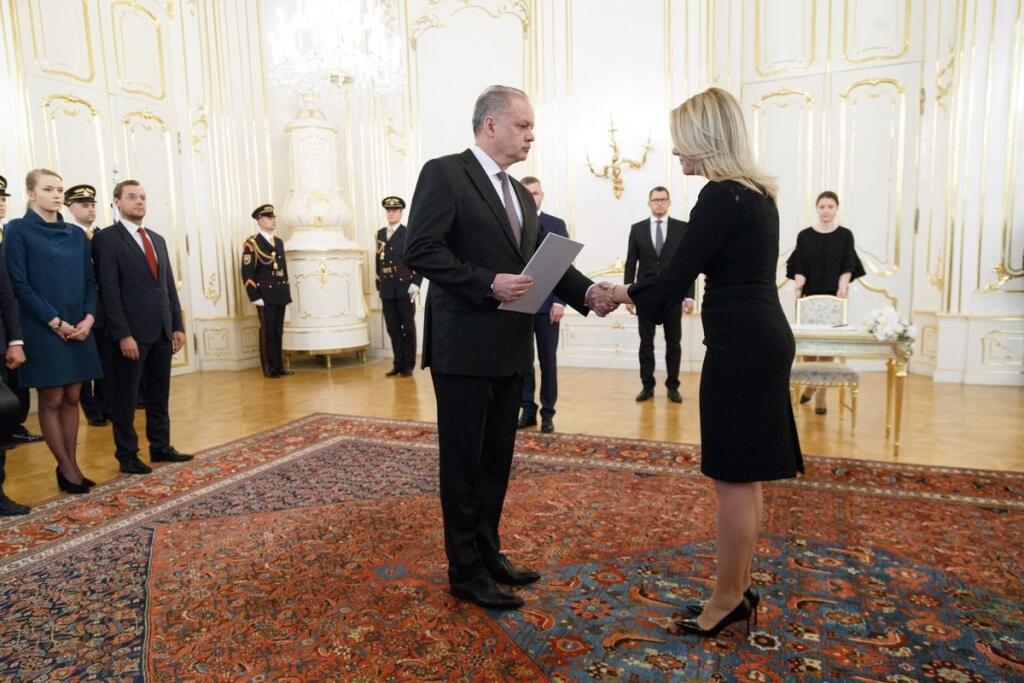Kiska vymenoval Sakovú. Pred novinármi aj demonštrantmi ušla zadným vchodom
