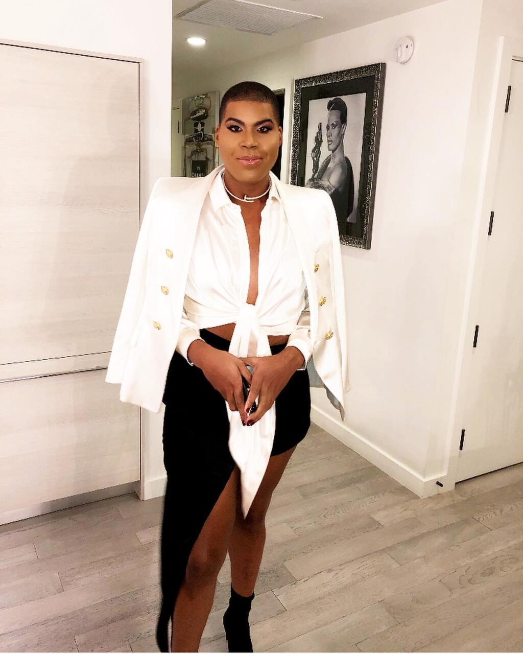 EJ Johnson sa oblieka ako žena a podporuje ho v tom celá rodina.