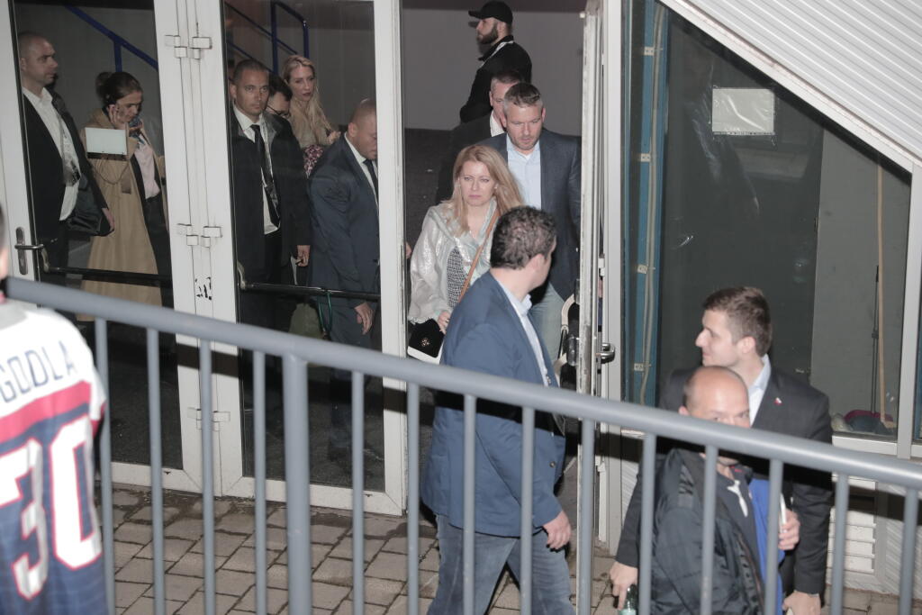 Takto odchádzala Čaputová zo zápasu Slovenska s Nemeckom. Hneď za ňou premiér Peter Pellegrini.