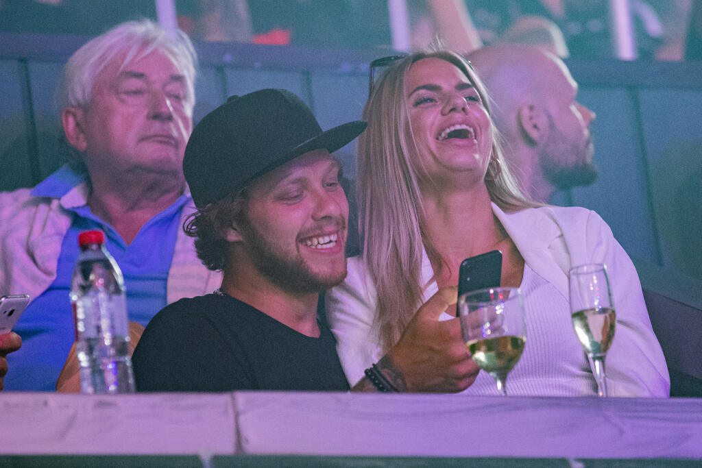 David a Rebecca sú populárny párik. Keď sa objavia na verejnosti, objektívy fotografov smerujú na nich. Takto si užívali spolu na turnaji Oktagon 13.