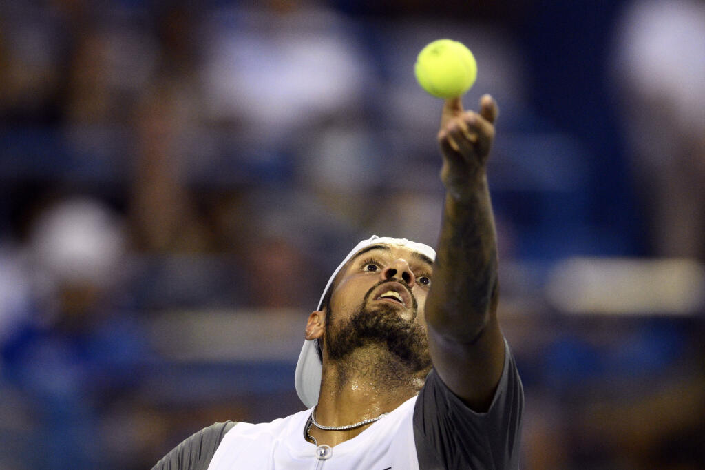 PK 24 Washington - Austrálsky tenista Nick Kyrgios podáva proti Švédovi Mikaelovi Ymerovi v semifinále tenisového turnaja ATP vo Washingtone 6. augusta 2022. Finalista tohtoročného Wimbledonu prešiel cez Švéda Mikaela Ymera po výsledku 7:6 (4), 6:3. FOTO TASR/AP
Nick Kyrgios, of Australia, serves to Mikael Ymer, of Sweden, during a match at the Citi Open tennis tournament Saturday, Aug. 6, 2022, in Washington. (AP Photo/Nick Wass)