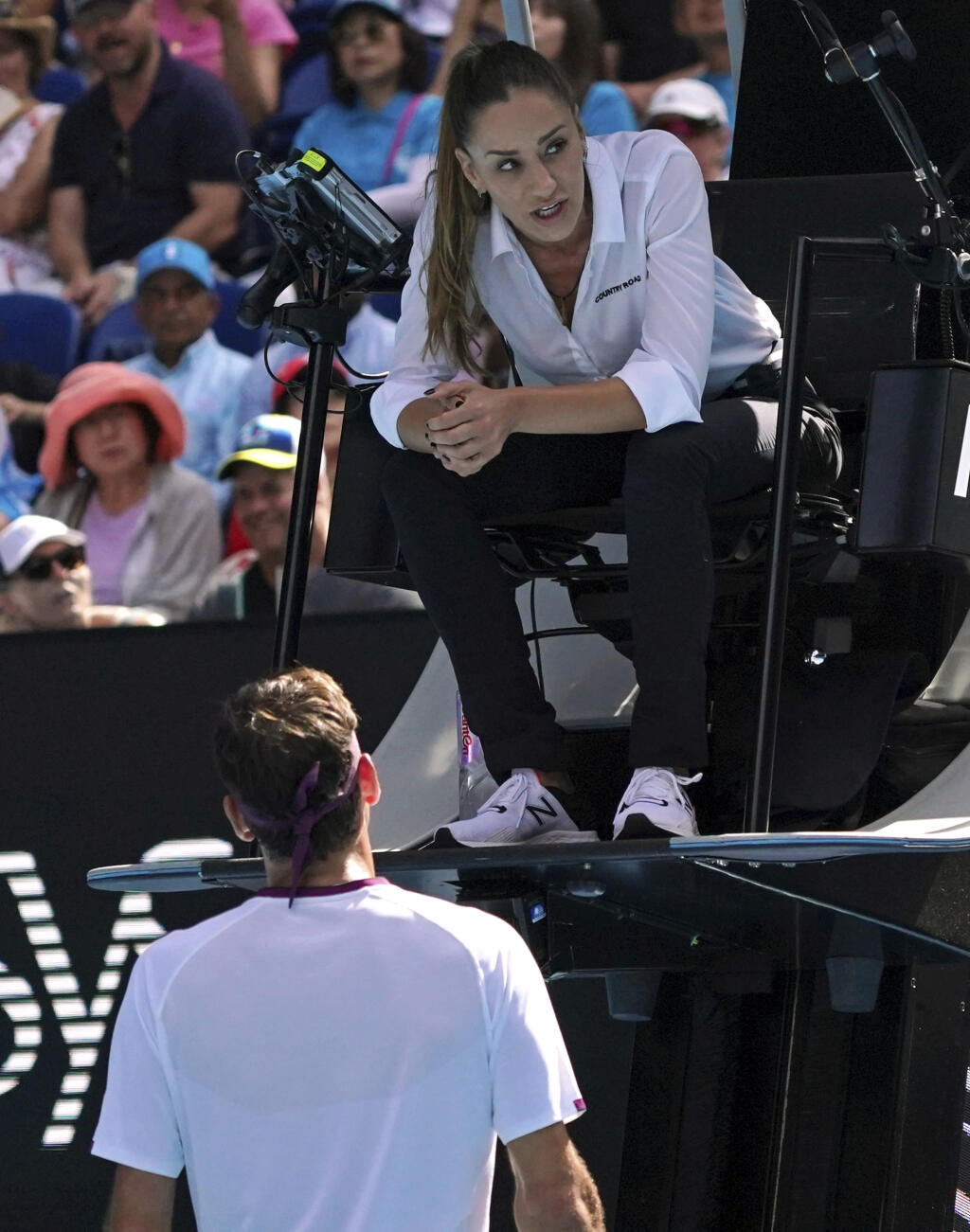 KK2 Melbourne - Empajrová rozhodkyňa Marijana Veljovičová sa rozpráva so švajčiarskym tenistom Rogerom Federerom vo štvrťfinále mužskej dvojhry proti Američanovi Tennysovi Sandgrenovi na grandslamovom turnaji Australian Open v Melbourne 28. januára 2020. FOTO TASR/AP
Chair umpire Marijana Veljovic talks with Switzerland's Roger Federer during his quarterfinal match against Tennys Sandgren of the U.S. at the Australian Open tennis championship in Melbourne, Australia, Tuesday, Jan. 28, 2020. (AP