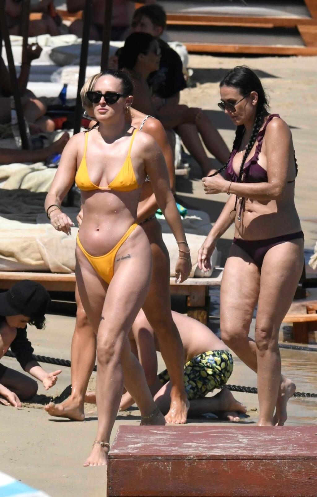 Herečka Demi Moore (58) si aktuálne užíva dovolenku v slnečnom Grécku spolu so svojou dcérou Rumer (32).