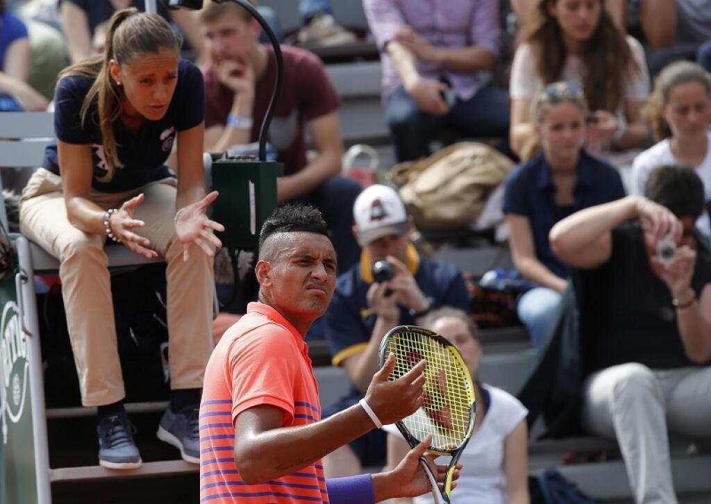 EBE 15 Paríž - Na snímke uprostred austrálsky tenista Nick Kyrgios diskutuje so srbskou rozhodkyňou Marijanou Veljovičovou (vľavo hore) počas zápasu 1. kola mužskej dvojhry na grandslamovom turnaji French Open v Paríži s Uzbekom Denisom Istominom (6:3, 6:4, 6:3) v pondelok 25. mája 2015. FOTO TASR/AP
Australia's Nick Kyrgios discusses a point with chair umpire Marijana Veljovic, of Serbia, as he plays Uzbekistan's Denis Istomin during their first round match of the French Open tennis tournamen