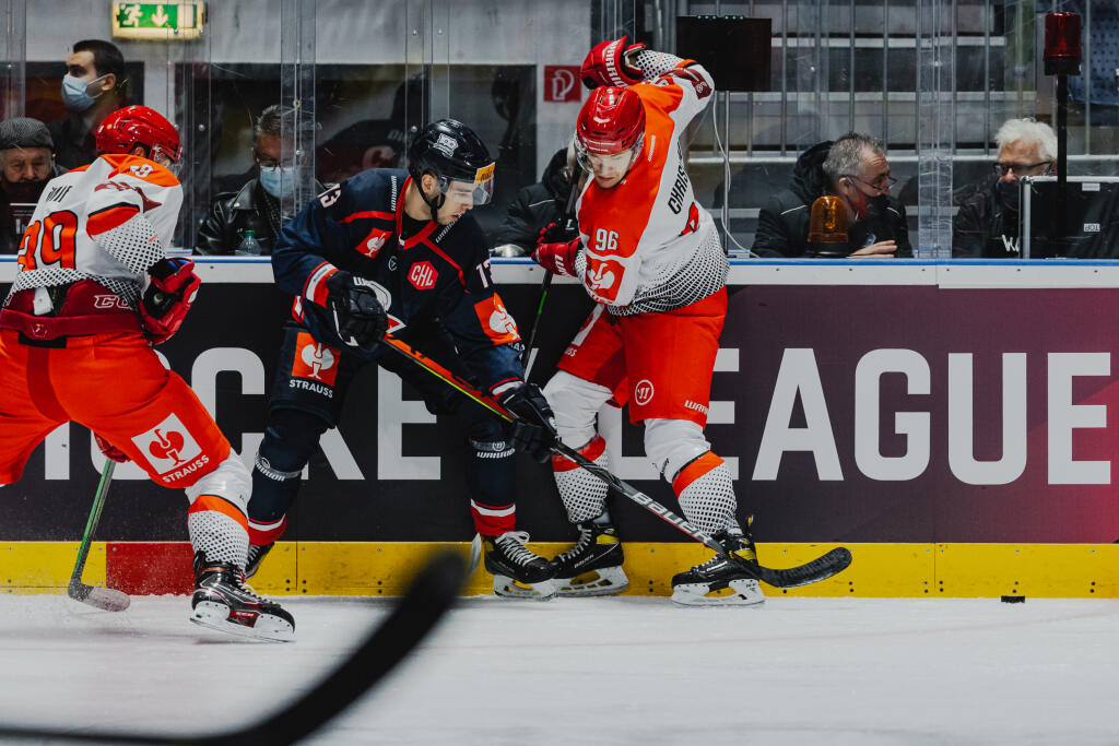 Na snímke Michal Beňo (Slovan) a Vít Christov (Třinec) počas zápasu F skupiny Champions hockey league medzi HC Slovan Bratislava a Oceláři Třinec.