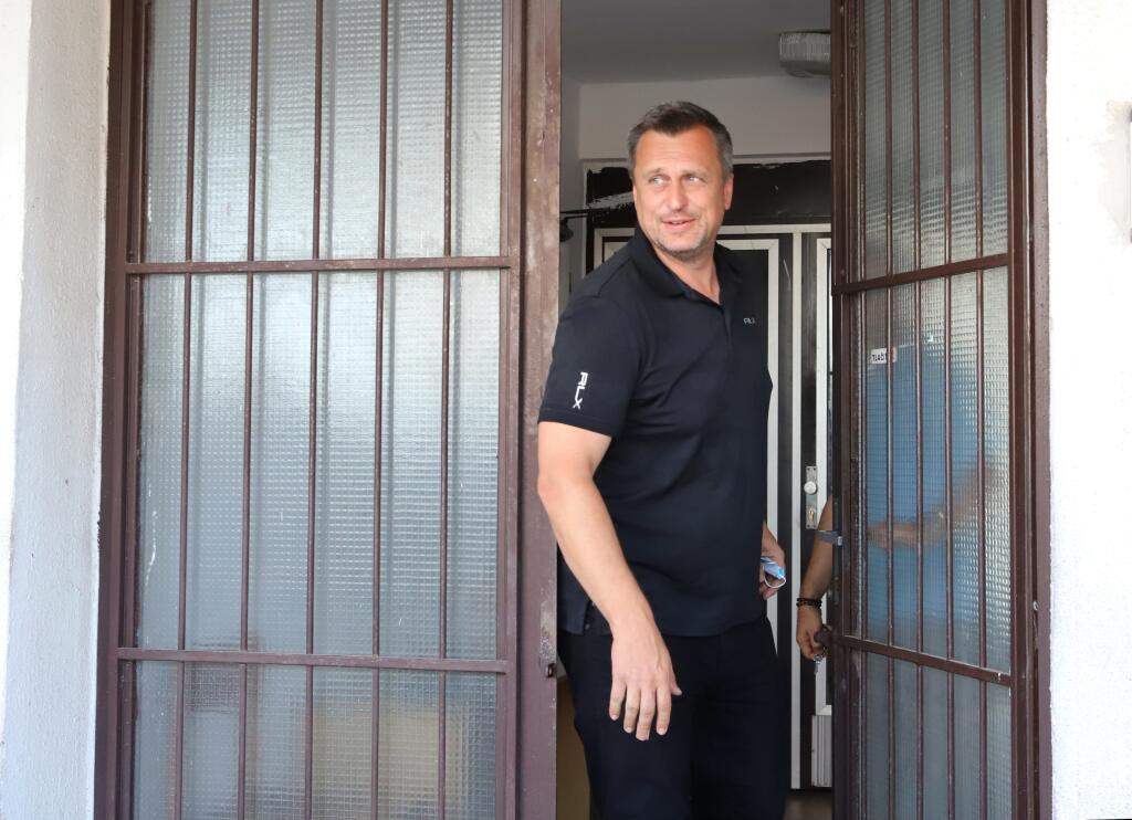 Na snímke bývalý predseda Národnej rady SR a líder mimoparlamentnej Slovenskej národnej strany (SNS) Andrej Danko vychádza z budovy Národnej kriminálnej agentúry (NAKA) v Banskej Bystrici, kde vypovedal. 23. júla 2020.