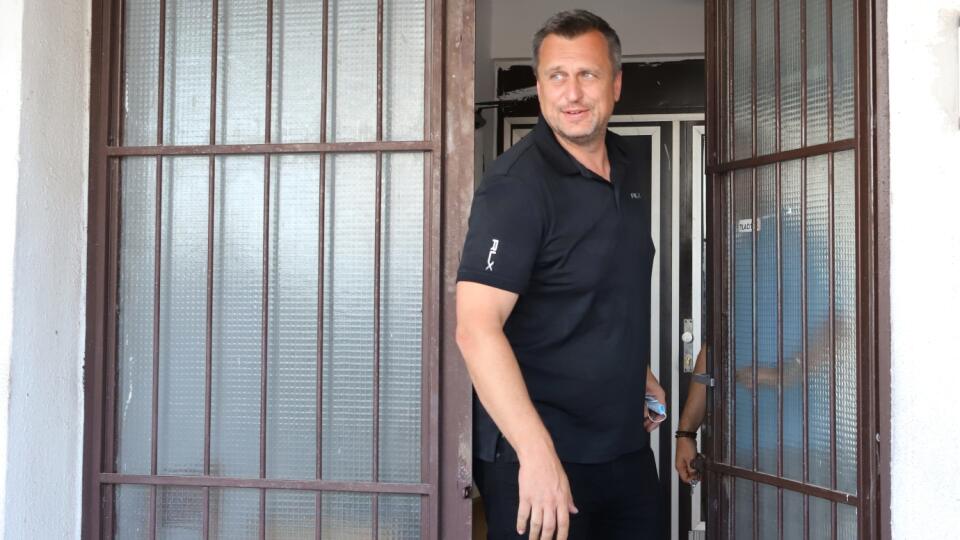 Na snímke bývalý predseda Národnej rady SR a líder mimoparlamentnej Slovenskej národnej strany (SNS) Andrej Danko vychádza z budovy Národnej kriminálnej agentúry (NAKA) v Banskej Bystrici, kde vypovedal. 23. júla 2020.