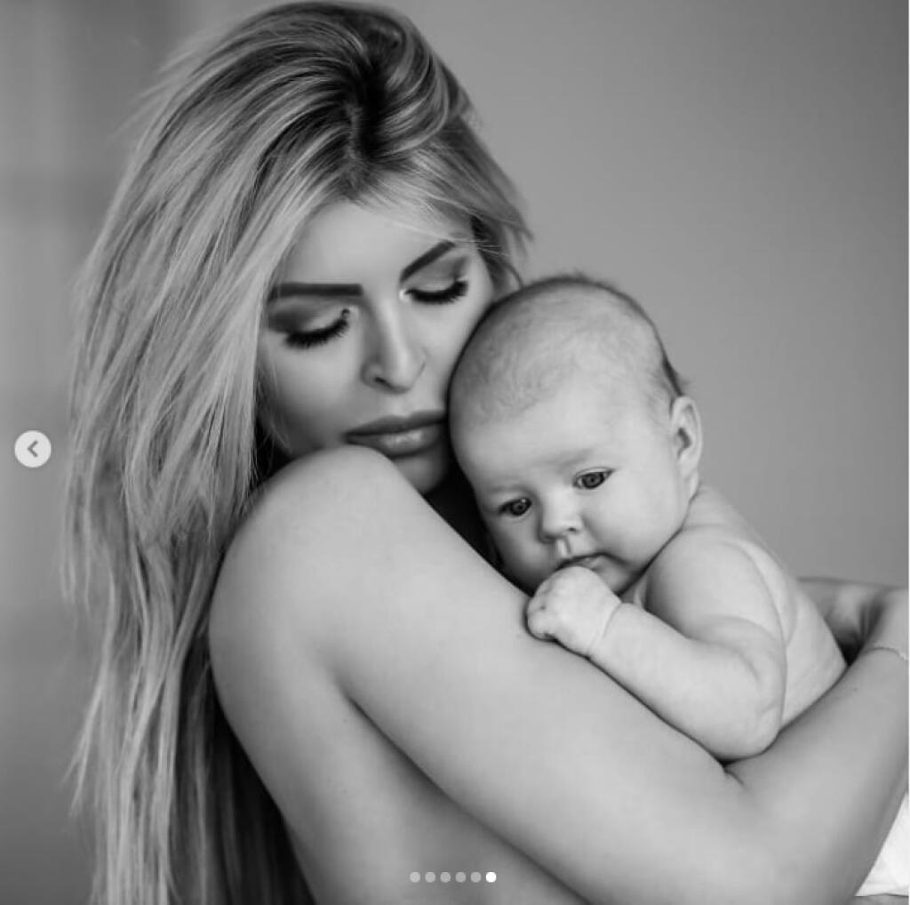 Playmate Lela Ceterová prezdradila, že so zápasníkom Karlosom Vémolom čakala dvojičky. O jedno dieťatko prišla. Vďačná je za dcérku Lili.