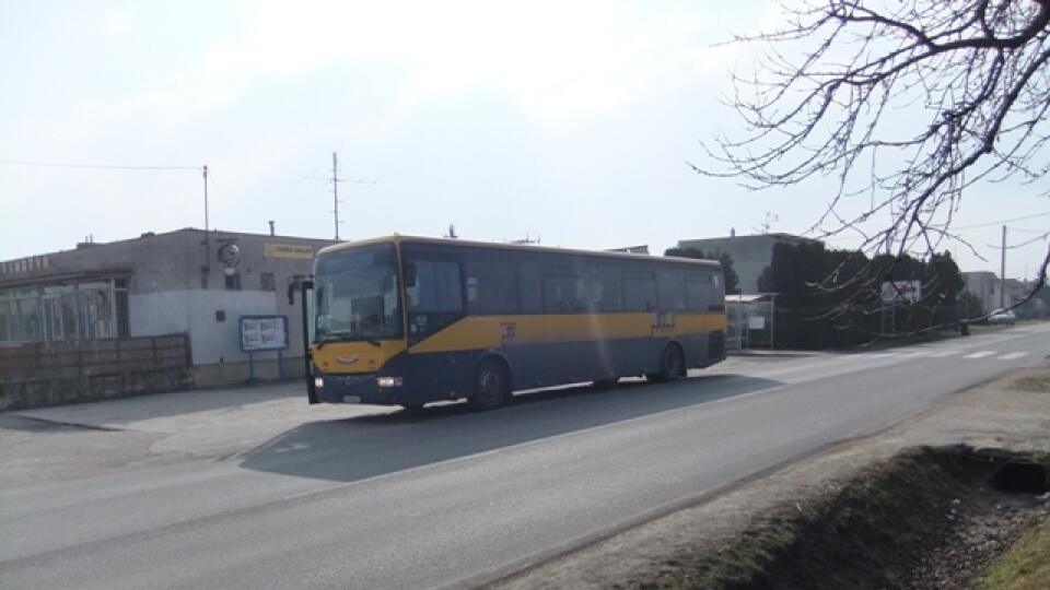 Podľa občanov premaľovať zebru
a posunúť zastávku pirátov nespomalí.