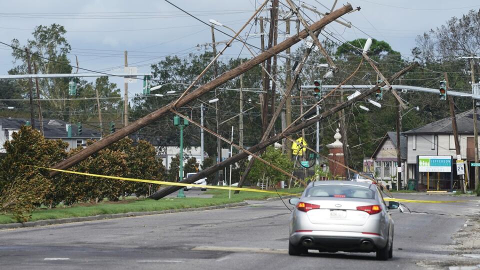 JB 17 Metairie - Premávka okolo spadnutého elektrického vedenia na ceste v meste Metairie, v americkom štáte Louisiana 30. augusta 2021. - Ilustračný obrazok.