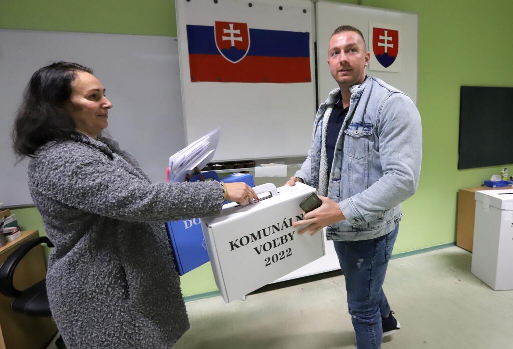 Na Slovensku sa v sobotu o siedmej hodine ráno začali historicky prvé spojené voľby do orgánov samosprávy obcí a do orgánov samosprávnych krajov. Na snímke členovia volebnej komisie s prenosnými volebnými schránkami vo volebnej miestnosti v Sliači v okrese Zvolen 29. októbra 2022. FOTO TASR - Ján Krošlák