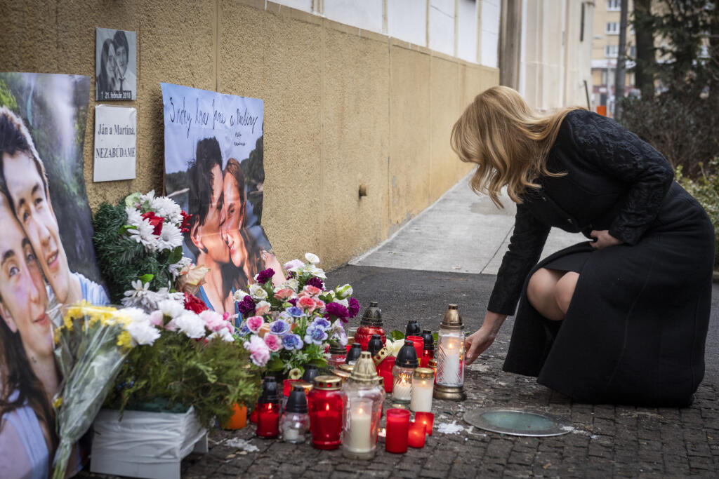 Na snímke prezidentka SR Zuzana Čaputová počas uctenia si pamiatky Jána Kuciaka a Martiny Kušnírovej položením kvetov a zapálením sviečky na symbolickom pietnom mieste na Námestí SNP v Bratislave 21. februára 2021 pri príležitosti 3. výročia ich vraždy. FOTO TASR - Jaroslav Novák 