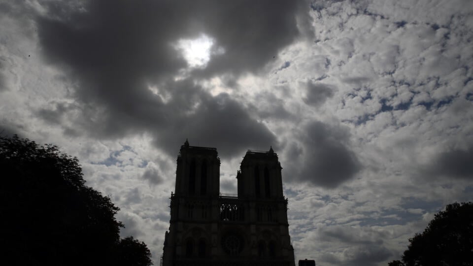 Environmentalisti žiadajú ochranu robotníkov čistiacich parížsku Notre-Dame.