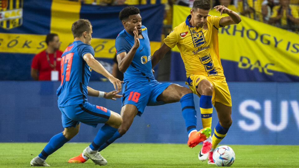 Na snímke zľava Darius Olaru, Malcom Sylas Laouari Edjouma (obaja FCSB) a Norbert Balogh (Dunajská Streda) počas 1. zápasu 3. predkola Európskej konferenčnej ligy (EKL) FC DAC 1904 Dunajská Streda - FCSB v Dunajskej Strede 3. augusta 2022. FOTO TASR - Jaroslav Novák