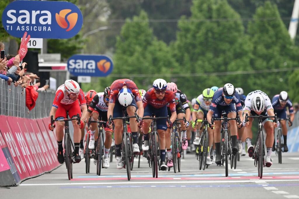 Elia Viviani (vľavo) preťal cieľ na štvrtom mieste. Peter Sagan (vpravo) skončil tretí.