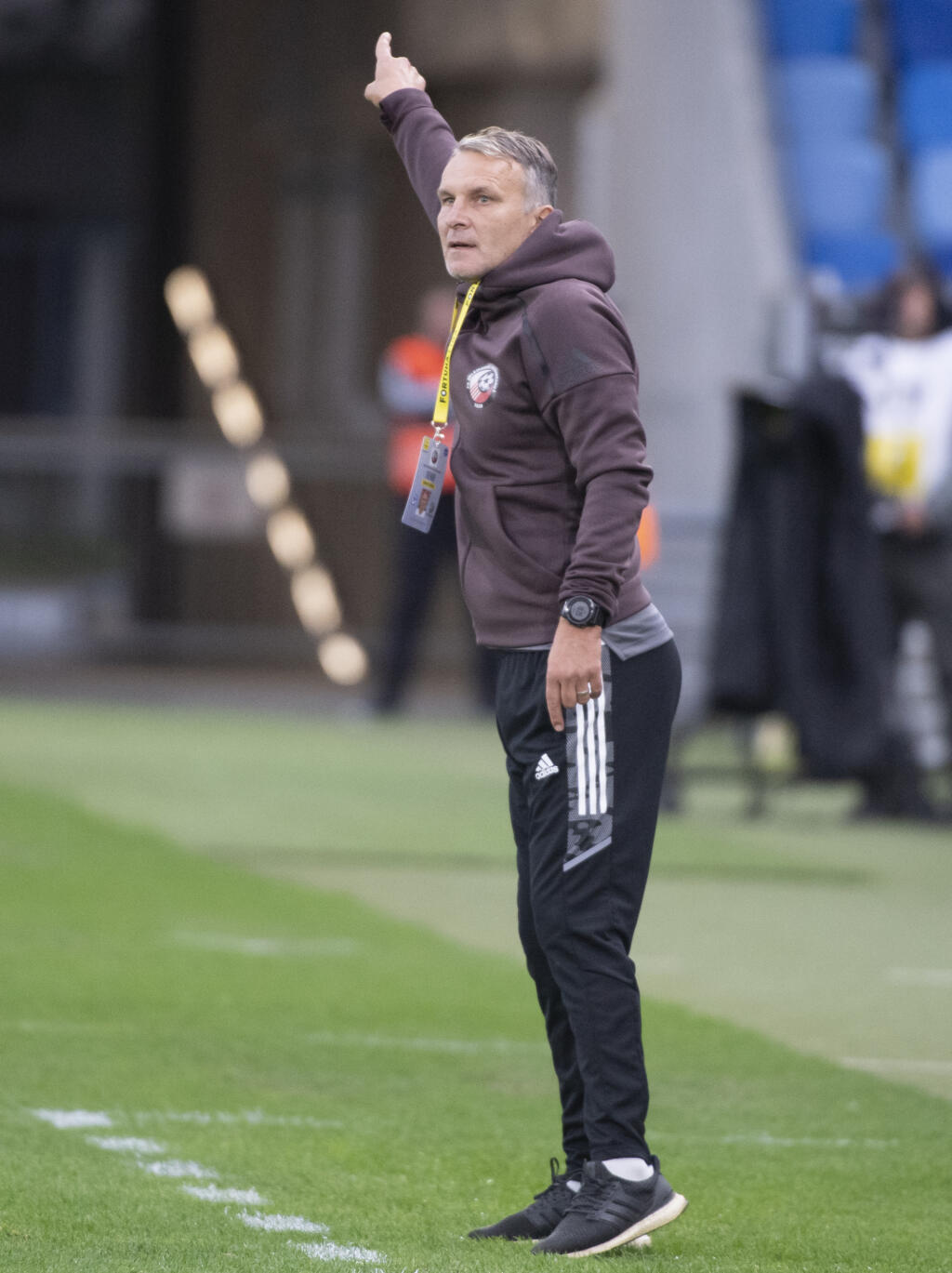 Na snímke tréner Podbrezovej Roman Skuhravý v zápase 12. kola futbalovej Fortuna ligy ŠK Slovan Bratislava - FK Železiarne Podbrezová 2. októbra 2022 v Bratislave.