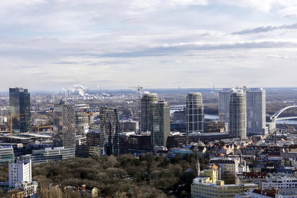 Na snímke výhľad na Bratislavu z Národnej banky Slovenska, zľava budova Nivy Tower, CBC Tower, VÚB banka, Twin City Tower, Sky Park,  Panorama City a v pozadí Slovnaft v Bratislave 2. februára 2020. FOTO TASR - Dano Veselský 