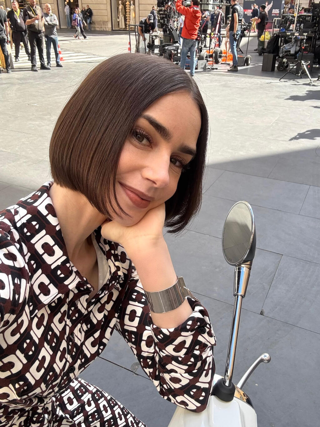 Lily Collins ako Emily Cooper v 5. sérii Emily v Paríži (Emily in Paris).