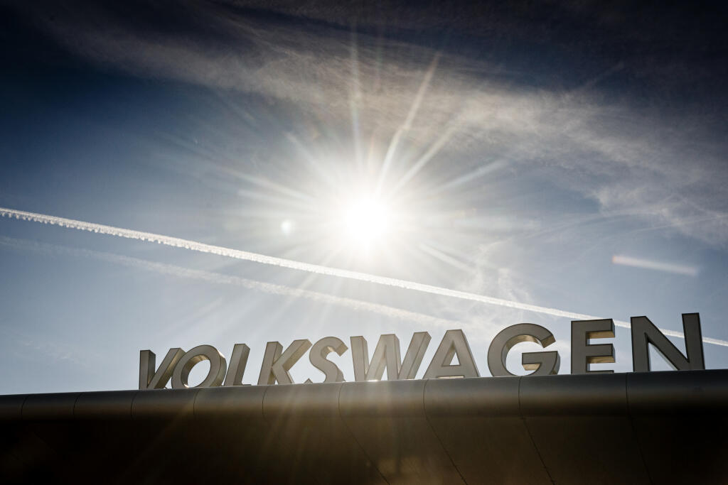 Zamestnanci najväčšieho slovenského zamestnávateľa Volkswagen Slovakia si menia pravdepodobne naposledy pracovné zmeny pred dočasným uzatvorením výroby.