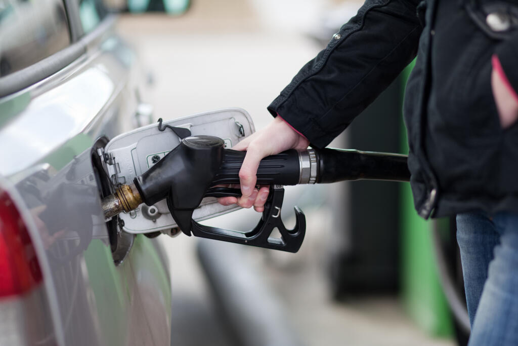 benzín, tankovanie benzínu, auto, benzínová pumpa