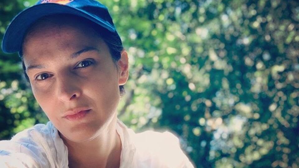 Jana napísala: „Park je náš les. Tu odburávam stres a sporadické záchvaty paniky, ktoré sa vrátili po deviatich rokoch, práve v čase lockdownu. Je nás viac, a je dobré vedieť, že v tom nie ste sami. Rozprávajte o tom, čo vás trápi a nezabúdajte dýchať! Vaše telo vám všetko napovie. Niekedy stačí len načúvať.“