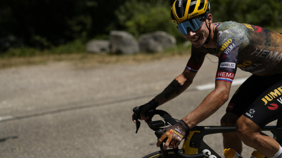 KK26 Saint-Étienne - Slovinský cyklista Primož Roglič z tímu Jumbo-Visma počas 13. etapy 109. ročníka pretekov Tour de France z Bourg d’Oissans do Saint-Étienne (192,6 km) v piatok 15. júla 2022. Slovinský cyklista Primož Roglič odstúpil z Tour de France. Jeho tím Jumbo-Visma to oznámil pred štartom nedeľnej 15. etapy 109. ročníka pretekov. FOTO TASR/AP
ovenia's Primoz Roglic reacts during the thirteenth stage of the Tour de France cycling race over 193 kilometers (119.9 miles) with start in Le