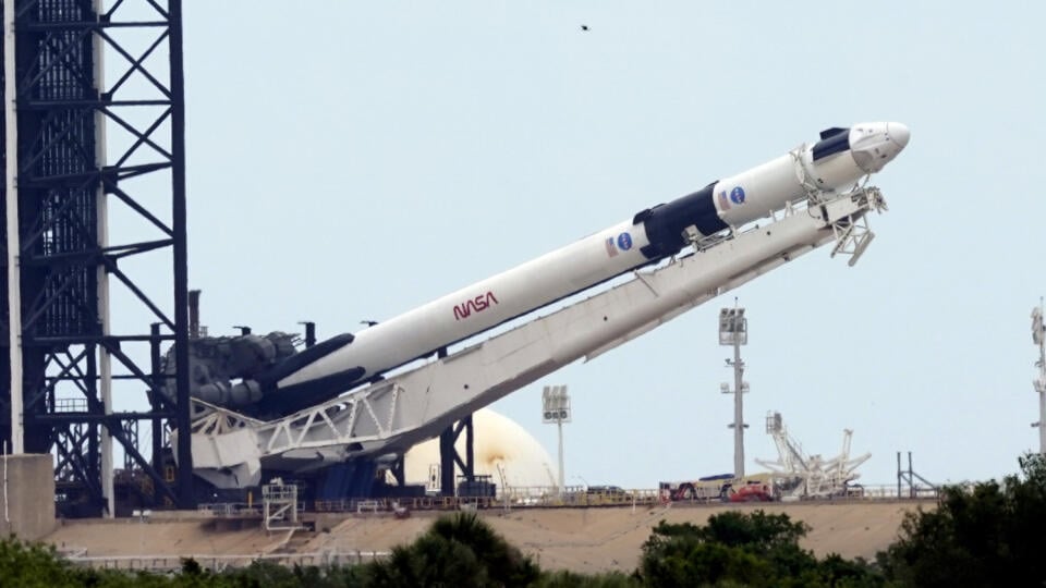 JB 5 Mys Canaveral - Raketa SpaceX Falcon 9 s vesmírnou loďou Crew Dragon pred štartom z Kennedyho vesmírneho strediska na Myse Kanaveral na Floride 26. mája 2020. Raketa na Medzinárodnú vesmírnu stanicu (ISS) po prvý raz povezie aj ľudskú posádku - astronautov Douga Hurleyho a Boba Behnkena. FOTO TASR/AP
CORRECTS LOCATION TO CAPE CANAVERAL, INSTEAD OF KENNEDY SPACE CENTER - The SpaceX Falcon 9, with the Dragon capsule on top of the rocket, is raised onto Launch Pad 39-A Tuesday, May 26, 202