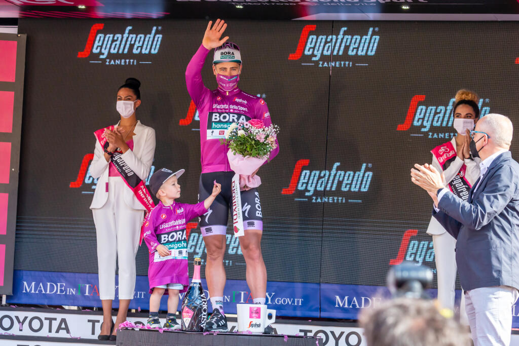 Takto oslavoval Peter Sagan cyklámenový dres z Giro d'Italia so synom Marlonom.