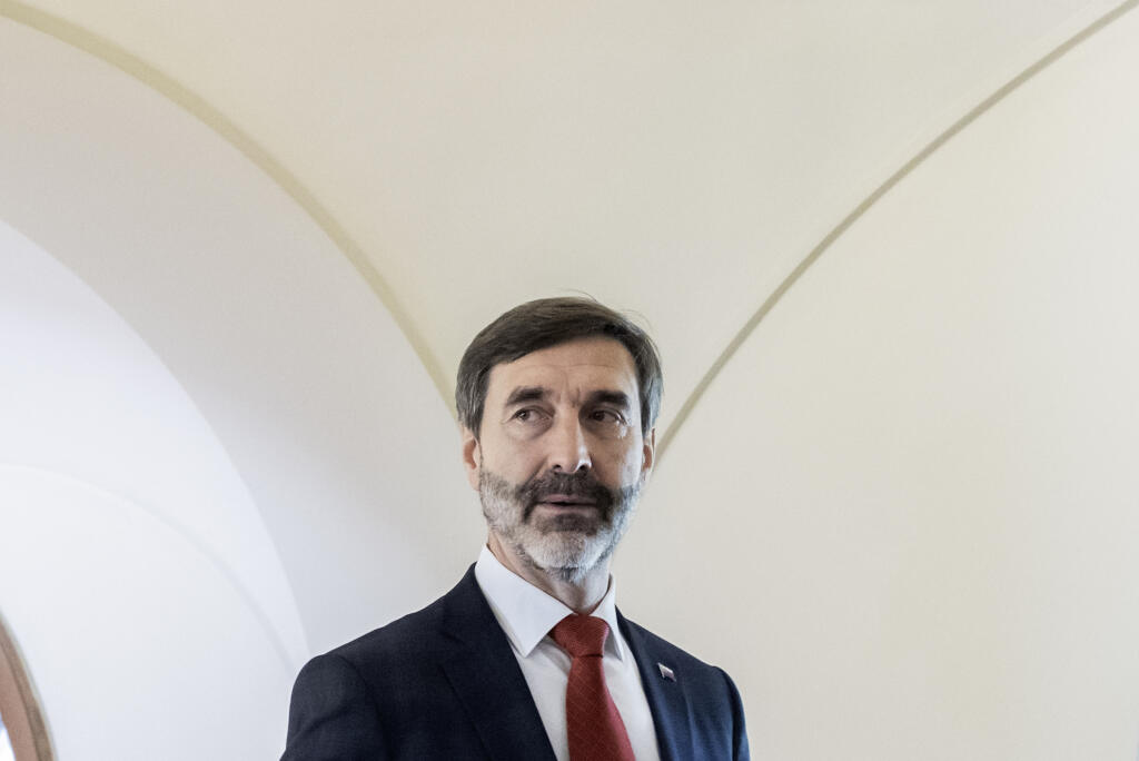 Na snímke minister zahraničných vecí a európskych záležitostí SR Juraj Blanár (Smer-SD) prichádza na rokovanie 86. schôdze vlády SR 23. apríla 2025 v Bratislave. FOTO TASR - Martin Baumann		